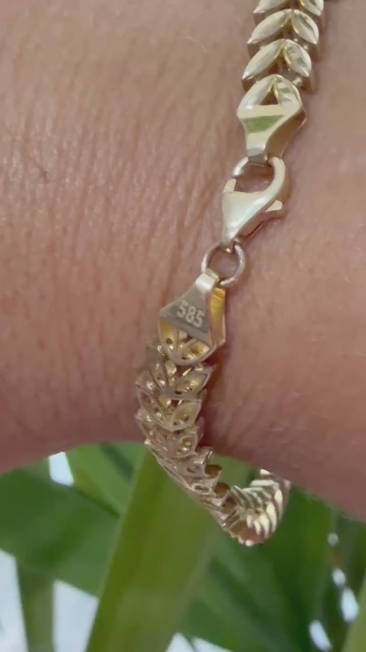 https://cdn.shopify.com/videos/c/o/v/18fb4d1cdc3240de9bb49b744fdf559a.mp4
